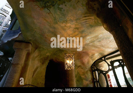 Spanien, Barcelona. Casa Mila oder La Pedrera. Modernistischen Gebäude von Antonio Gaudi zwischen 1906 und 1912 entworfen. Decke im Foyer. Stockfoto