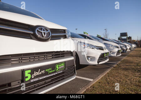 Fürth/Deutschland - am 25. FEBRUAR 2018: Toyota Logo auf einem Auto. Die Toyota Motor Corporation ist ein Japanischer multinationale Automobilhersteller mit Sitz Stockfoto