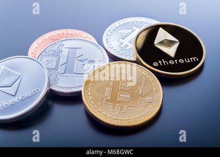 Gestapelte cryptocurrency Münzen (Bitcoin, des Astraleums, Litecoins) Stockfoto
