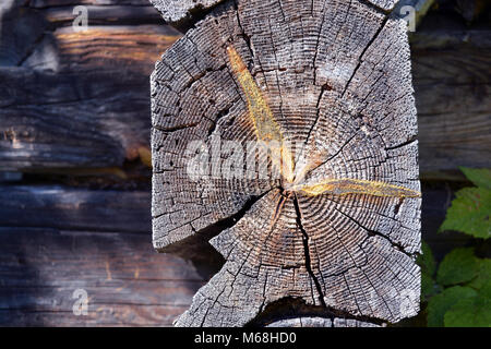 Alte hölzerne Scheune Ecke Hintergrund und Textur anmelden Stockfoto