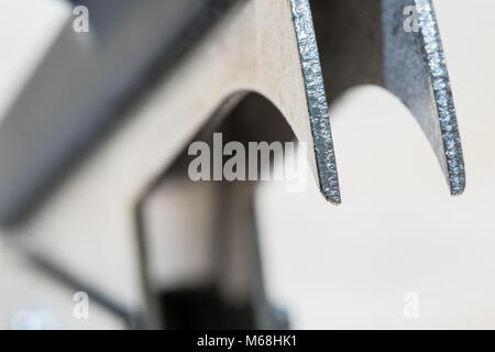 Nahaufnahme eines Heftklammernentferner Stockfoto