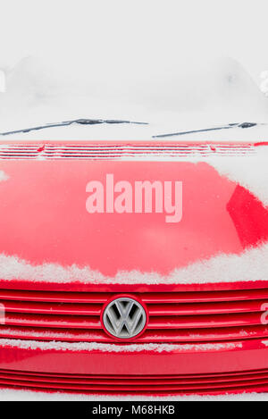 Volkswagen T4 Wohnmobil am Straßenrand geparkt und in einer Flut von Schnee am 1. März 2018 abgedeckt Stockfoto