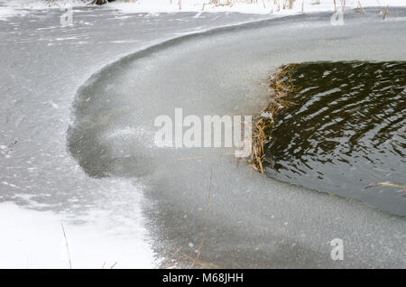 Kanal Wasser friert bei kaltem Wetter. Stockfoto
