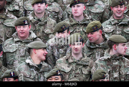 Mitglieder der 1.BATAILLON Welsh Guards vor einem regimental Foto vor der kombinierten St. David's Day Feier und Pre-Deployment Service in Elizabeth, Kasernen, Pirbright, Surrey. Stockfoto