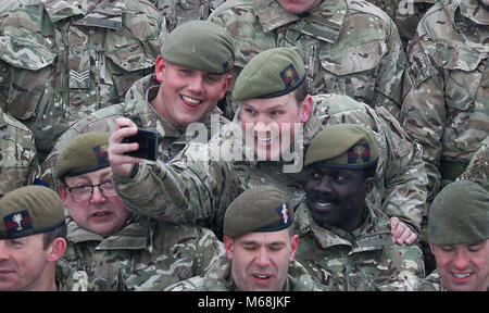 Mitglieder der 1.BATAILLON Welsh Guards vor einem regimental Foto vor der kombinierten St. David's Day Feier und Pre-Deployment Service in Elizabeth, Kasernen, Pirbright, Surrey. Stockfoto