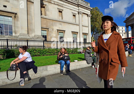 London, England, UK. Junge Japanerin, die National Gallery am Trafalgar Square Stockfoto