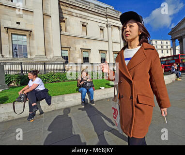 London, England, UK. Junge Japanerin, die National Gallery am Trafalgar Square Stockfoto