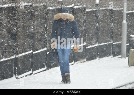 Person zu Fuß über einen Fußweg in East London während der schweren Schnee, Teil # BeastfromtheEast winter storm war Stockfoto