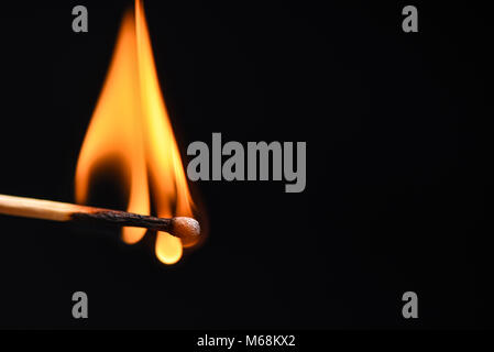 Das Feuer breitet sich über einen hölzernen überein Stockfoto