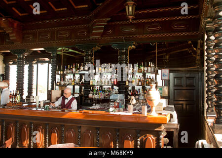 Barmann bereitet an der Mojito Cocktail in der Bar oben an der berühmten Xanadu Villa auf dem Golfplatz in Varadero, Kuba Stockfoto