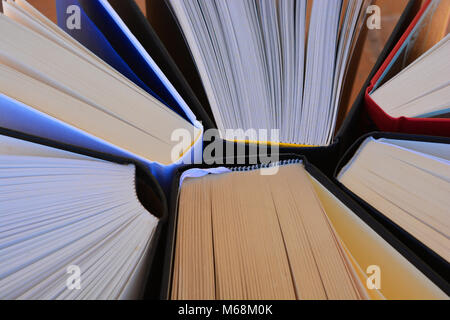 Hardcover Bücher, mit Seiten aufgefächert öffnen Stockfoto