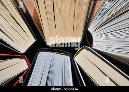 Hardcover Bücher, mit Seiten aufgefächert öffnen Stockfoto