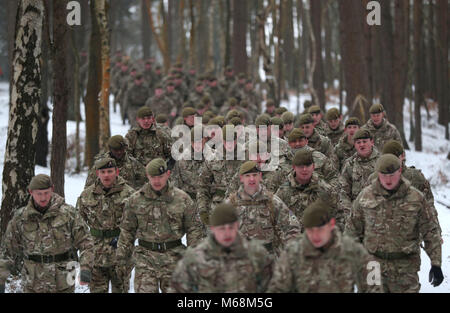 Mitglieder der 1.BATAILLON Welsh Guards ihren Weg aus ihrer Kaserne der kombinierten St. David's Day Feier und Pre-Deployment Service in Elizabeth, Kasernen, Pirbright, Surrey. Stockfoto