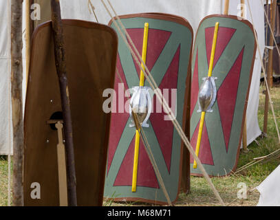 Legionär Schilde zwischen Zelte in einem römischen Lager Stockfoto