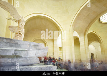 PARIS - 16. Mai: Nicht identifizierte riesige Gruppe von Touristen Fotos zu Venus von Milo im Louvre Museum am 16. Mai 2015 Paris, Frankreich. Louvre ist das größte Museum in Paris Stockfoto