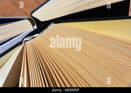 Hardcover Bücher, mit Seiten aufgefächert öffnen Stockfoto