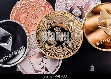 Gestapelte cryptocurrency Münzen (Bitcoin, des Astraleums, Litecoin) Stockfoto