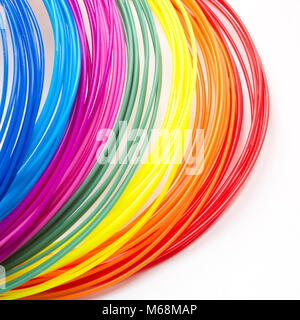 Bunte Regenbogen Kunststoff Filamente für 3D-pen Festlegung auf weißem Hintergrund. Neues Spielzeug für Kind. Close Up. Stockfoto