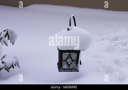 Snowy Laterne im Garten getrennt (Pesaro, Italien) Stockfoto