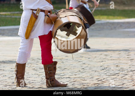 Close-up von zwei jungen Schlagzeuger während ein historisches Reenactment Stockfoto