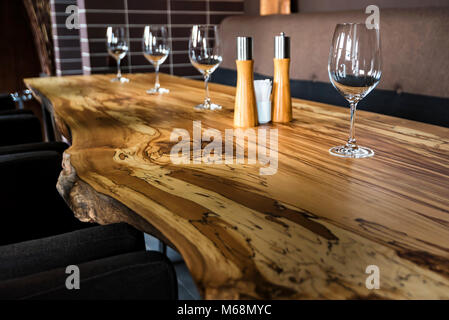 Leere Weingläser auf Tafel Tisch im Restaurant Stockfoto