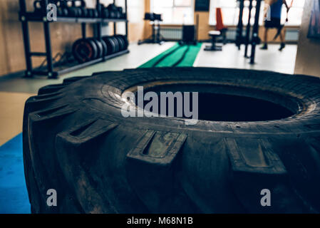 Große Reifen in modernen Fitnessraum Stockfoto