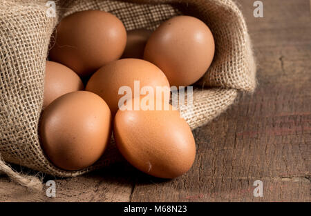 Frisch Bio Eier in sackleinen Sack auf Holz gelegt Stockfoto