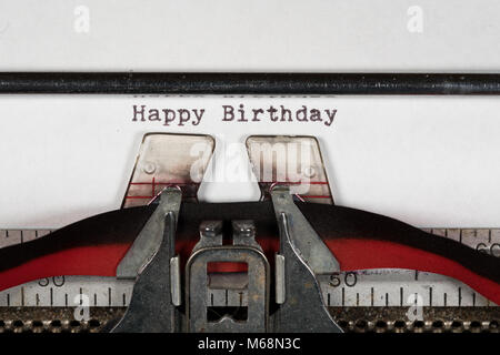 Makro Detail von Happy Birthday auf elektrische Schreibmaschine mit Band Stockfoto