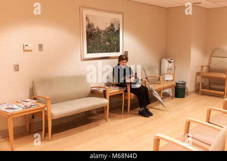Frauen sitzen im Wartezimmer einer Arztpraxis. Stockfoto