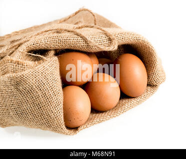 Frisch Bio Eier in sackleinen Sack legte isoliert Stockfoto