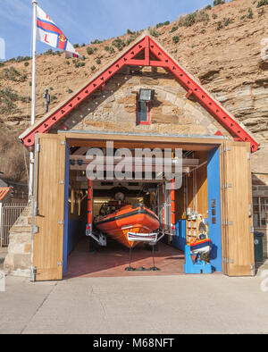 Die Rettungsboote in seiner Station in Staithes, North Yorkshire, England, Großbritannien Stockfoto