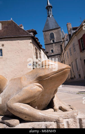 Frosch Skulptur und traditionelle Häuser Auxerre Yonne Bourgogne-Franche-Comte Frankreich Stockfoto