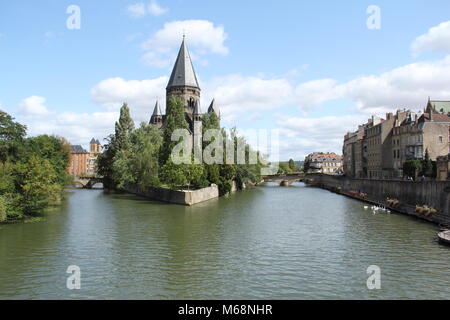 Kirche auf dem Fluss in die Stadt Metz, Frankreich. Stockfoto