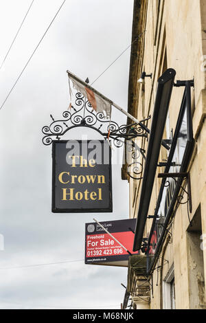 Für Verkauf Zeichen, Pub unterzeichnen und die Überreste einer England Flagge auf dem Crown Hotel, Timbrell Street, Chippenham, Wiltshire Stockfoto