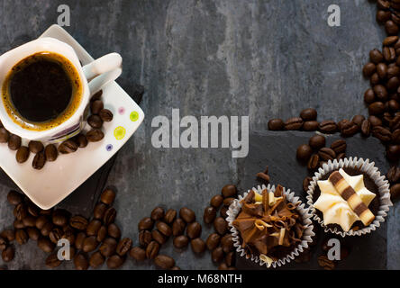 Morgen Cupcakes mit Kaffee Stockfoto