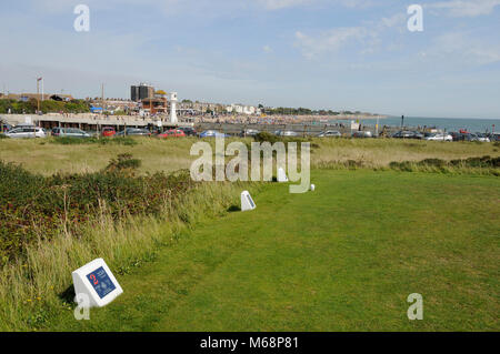 Blick hinunter vom 2 T-Stück über Ginster Sträucher zu Strand und harbou, Littlehampton Golf Club, Littlehampton, Sussex, England Stockfoto