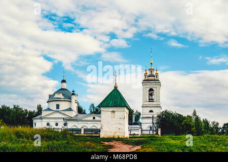 Schöne Landschaft mit der berühmten Kirche in Russland, Konstantinovo, der Geburtsort von Sergej Yesenin. Russische Wahrzeichen. Ein horizontaler Rahmen. Stockfoto