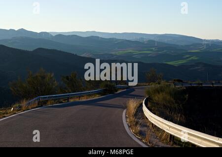 Berg Landschaft und Straßen in der Nähe von Perugia, Provinz, Spanien Makaga Stockfoto