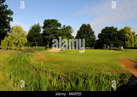 Blick auf kleinen Bach zum 18. Grün, Langley Park Golf Club, Beckenham, Kent, England Stockfoto