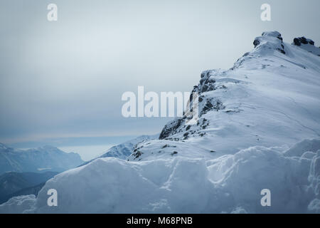Blick auf die schneebedeckten Alpen, Dolomiten in Italien. Stockfoto