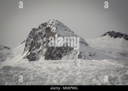 Blick auf die schneebedeckten Alpen, Dolomiten in Italien. Stockfoto
