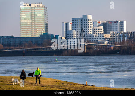 Düsseldorf, Deutschland, die Gehry-bauten, Neue Zollhof, im Medienhafen, Media port District, hinter dem RWI4 Gebäudekomplex, Stadttor Gebäude Stockfoto