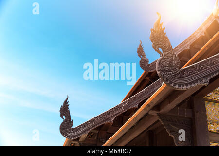 Alten thailändischen Tempel Kunst Architektur Naga Holz geschnitzt an Kapelle Dach Stockfoto