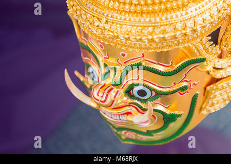 Hua Khon golden giant Maske in traditionelle thailändische Khon Tanz Performance verwendet Stockfoto