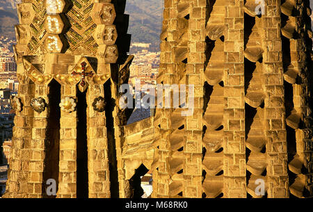 Barcelona, Katalonien, Spanien. Basilika Sagrada Familia von Antoni Gaudi (1852-1926). Zwei Apostel Türmen. Detail. Stockfoto