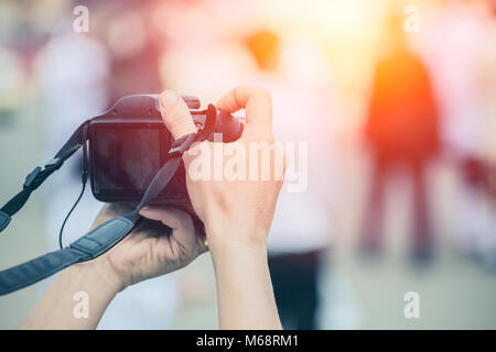 Digitalkamera DSLR-Wie über die Hintere lcd-bildschirm Fotografie touristische Hand Stockfoto