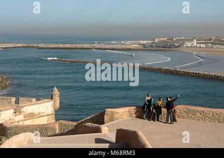 Blick von der Kasbah des Udayas, im Hintergrund Bou Regreg Fluss und Verkauf, Rabat. Marokko Stockfoto