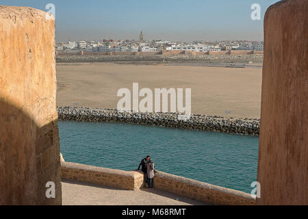 Blick von der Kasbah des Udayas, im Hintergrund Bou Regreg Fluss und Verkauf, Rabat. Marokko Stockfoto