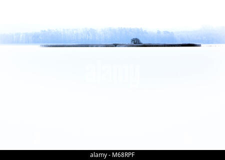 Winterlandschaft mit gefrorenen See und Wälder in Masuren Lakes District in Polen - Lasmiady See in der Nähe der Stadt Elk Stockfoto