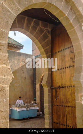 Nougat Verkäufer in Kasbah des Udayas, Rabat. Marokko Stockfoto